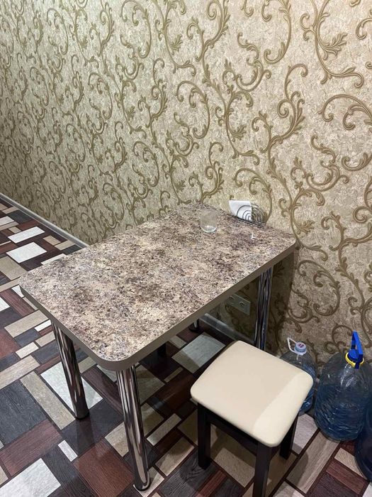 Кухонный стол со стульями