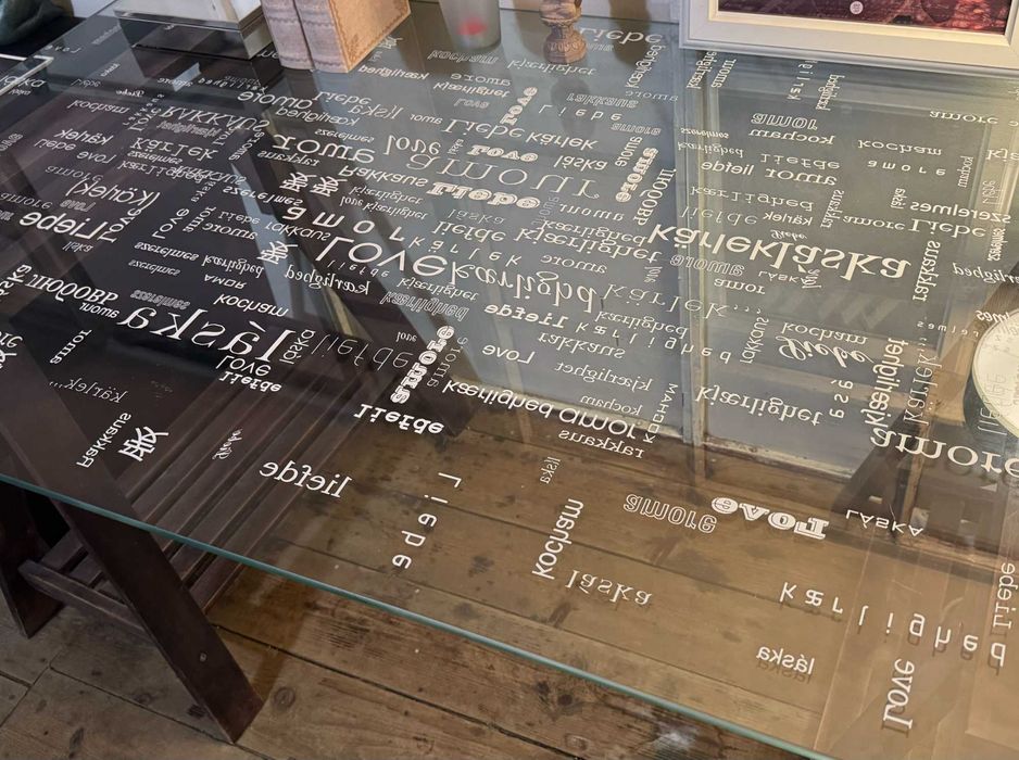 Mesa de vidro com base em madeira