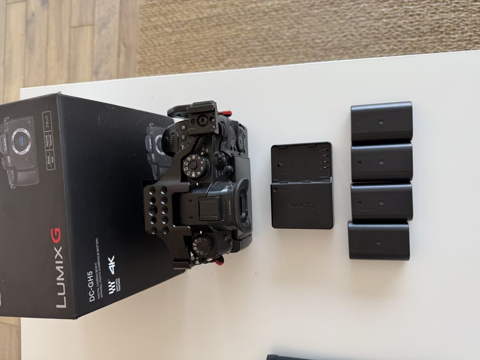 Lumix GH5 + Cage Small Rig + 4 Baterias