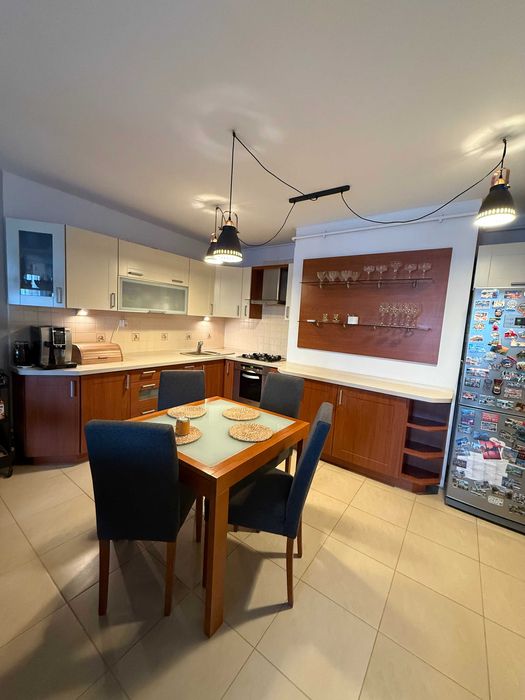 Narożne meble kuchenne + stół i 4 krzesła