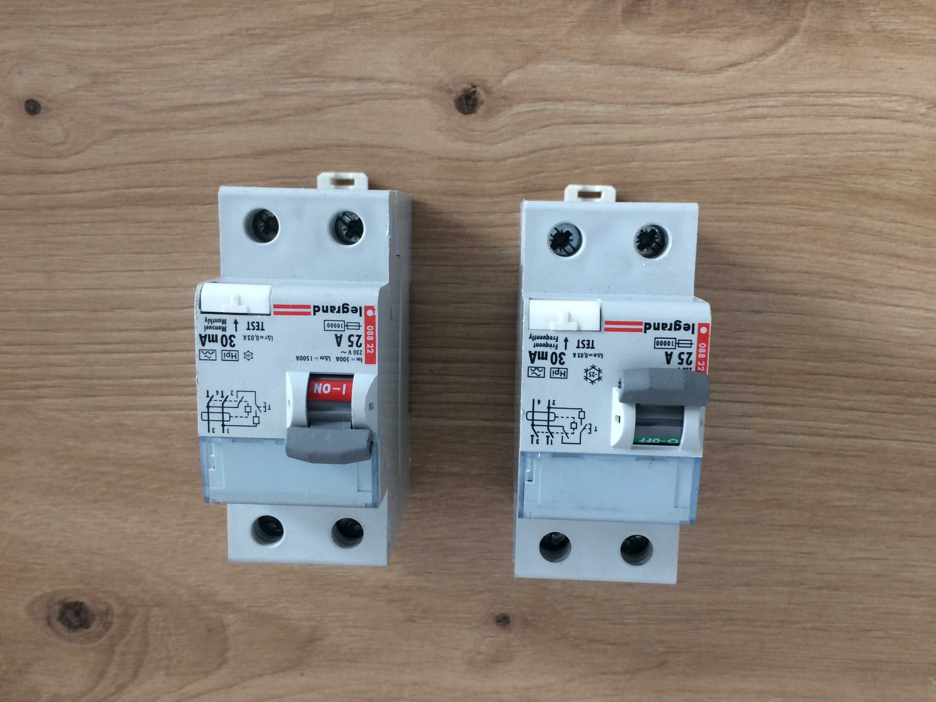 Wyłącznik różnicowoprądowy Legrand  25A,10A  230 V
