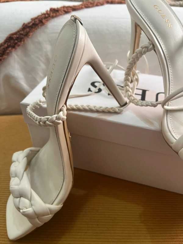 Sandalárias brancas GUESS