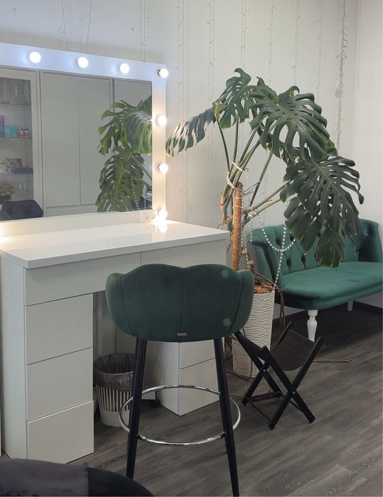 Оренда кушетки , стіл бровіста, візажиста.