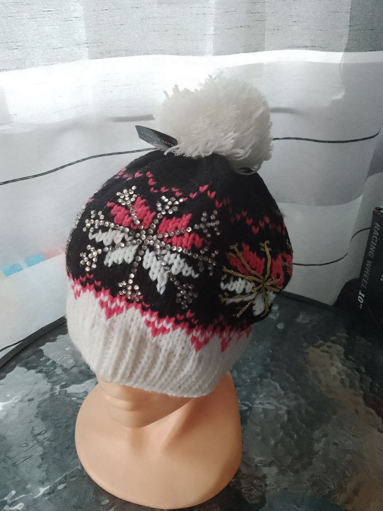 Nowa czapka z pomponem