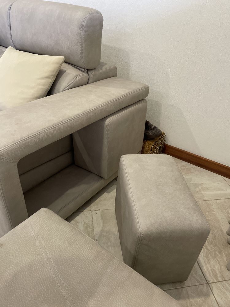 Sofa cinza extensivel com pufs