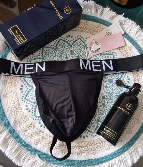 Seksowne męskie stringi z szerokim gumowym pasem i nadrukiem.