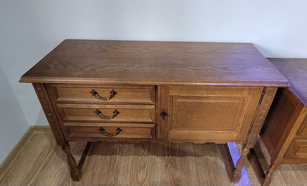 Zestaw dwóch drewnianych szafek (komody) w stylu rustykalnym