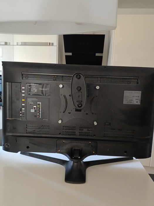 Telewizor Samsung 32
Smart tv model UE40J6289SU uszkodzony