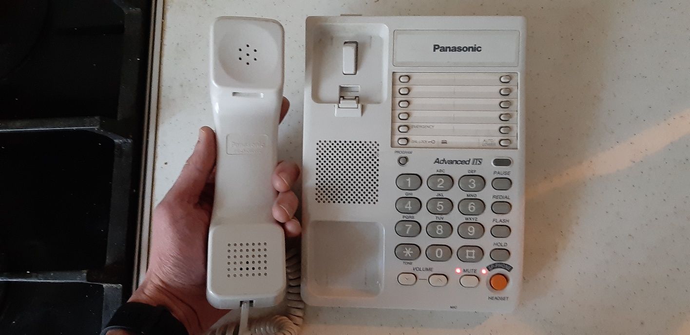 проводной телефон Panasonic c ЖК-дисплеем и спикерфоном