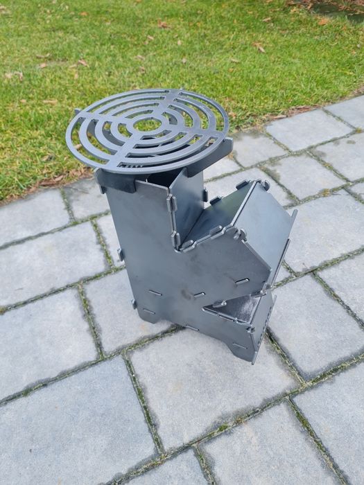 Piecyk rakietowy składany kuchenka turystyczna z rusztem.