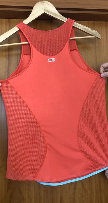 Top de desporto vermelho