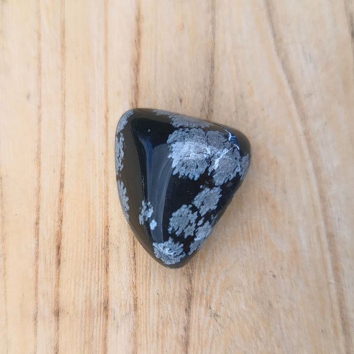 Obsydian śnieżny mały polerowany kamień półszlachetny amulet waga 11 g