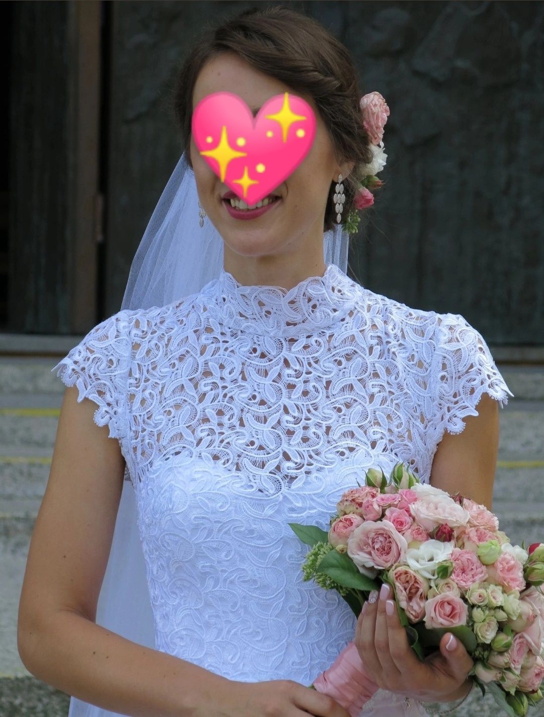 Suknia ślubna z wytworną koronkową górą
