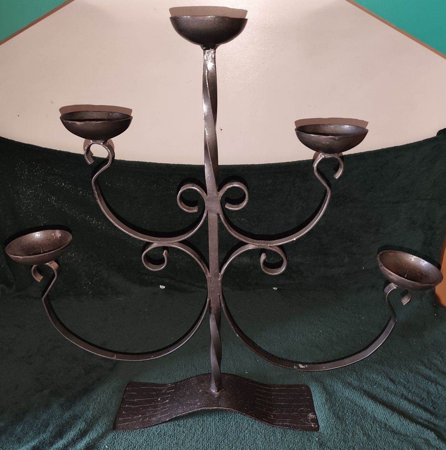 Metalowy świecznik 5‑ramienny – kuty żelazny kandelabr, styl vintage