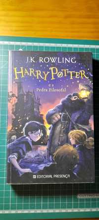 Livro "Harry Potter e a pedra filosofal"