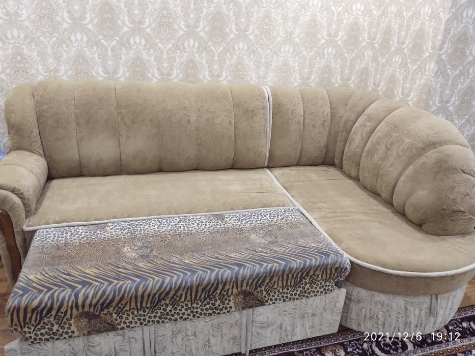 Кутовий диван у вітальню