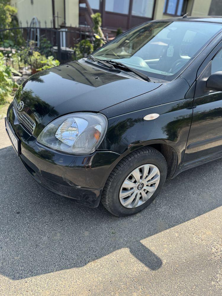 Toyota yaris czarna 1.0 1999 r oplaty wazny przeglad