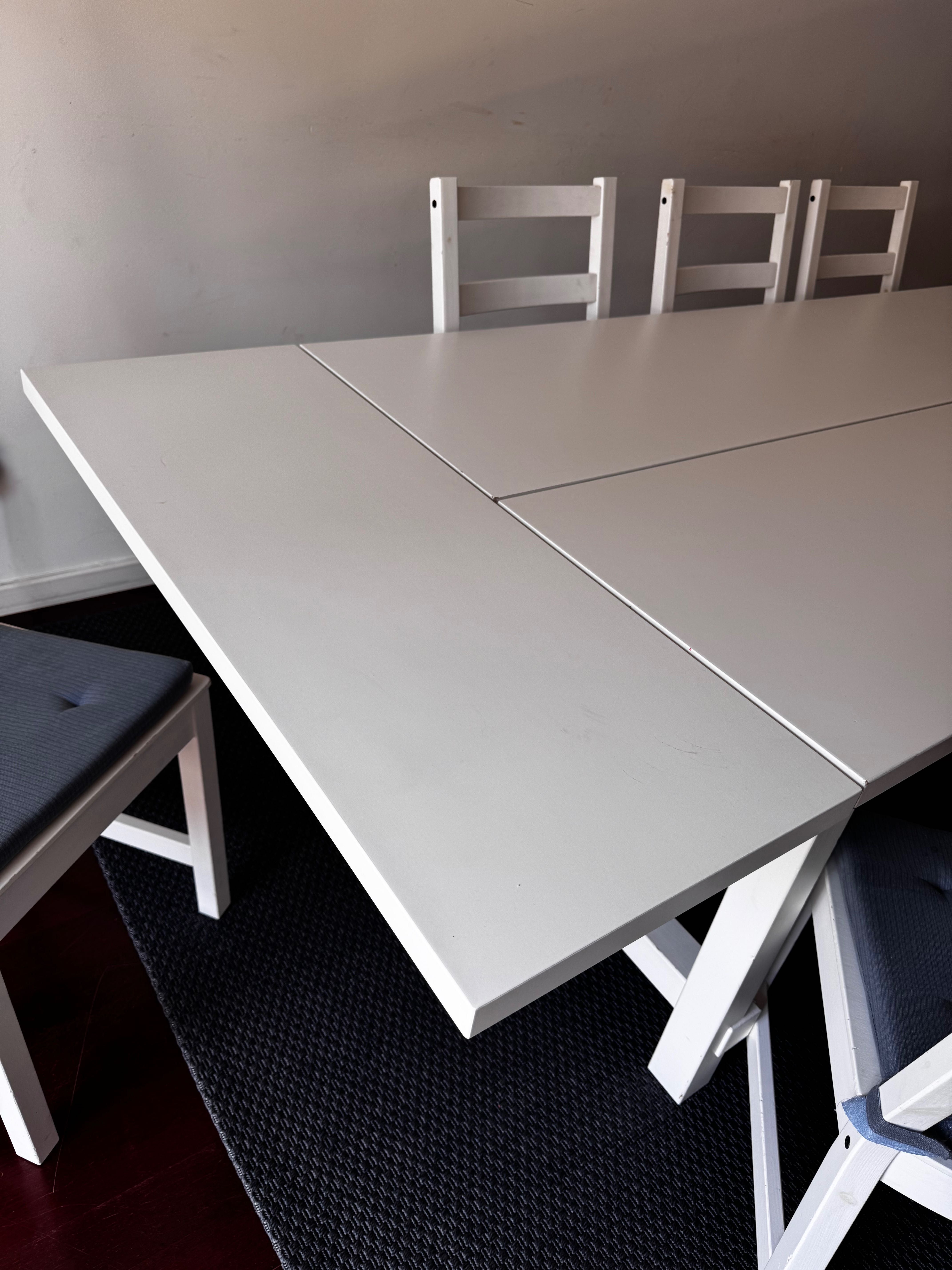 Mesa extensível e 8 cadeiras