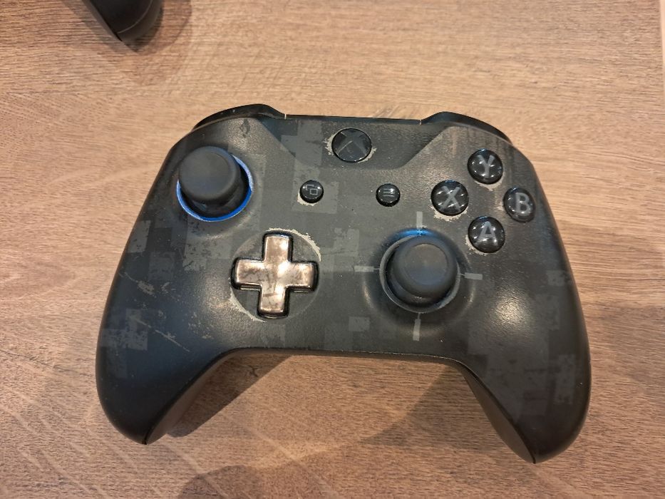 Xbox one 1tb + 2 pady + 7 gier- komplet