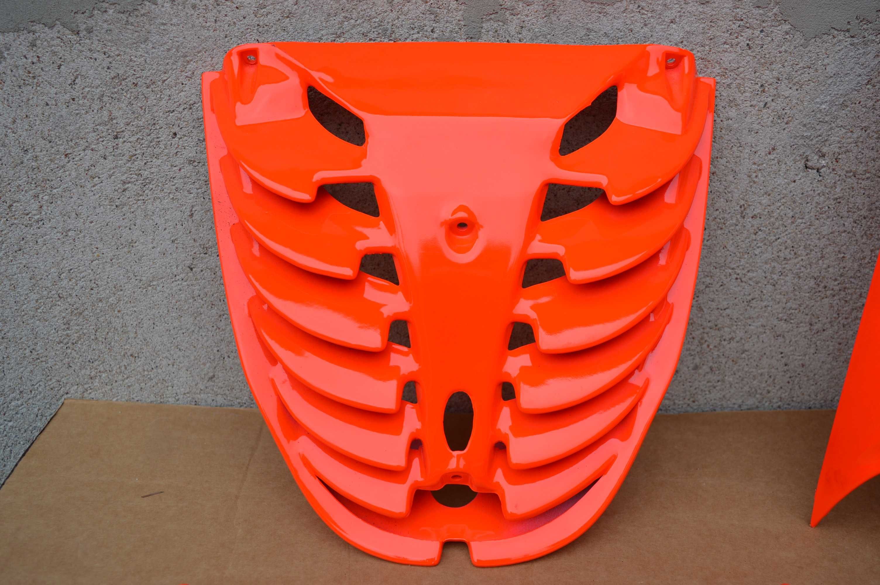 Aprilia SR 50 OWIEWKA nosek maska grill atrapa / rosso fluo