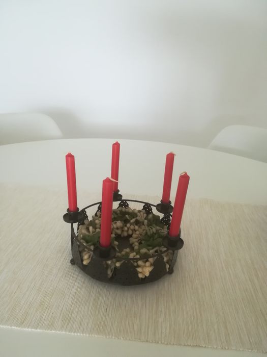 Base para velas + velas vermelhas.