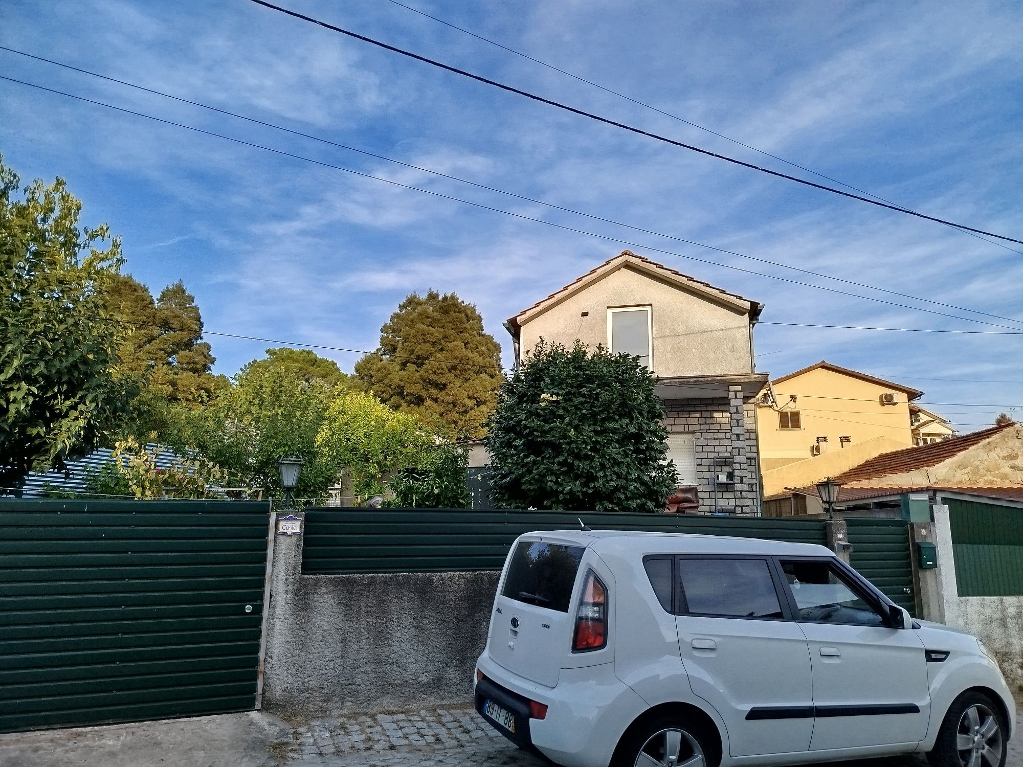 Casa de habitação para venda com terreno e árvores de fruto e anexo