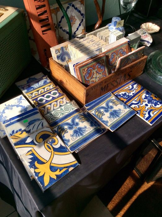 Vendo várias velharias (copos, pratos, livros, azulejos antigos, etc)