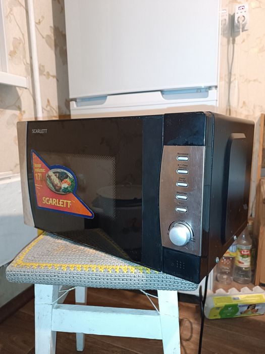 Мікрохвильова піч SCARLETT SC-1705