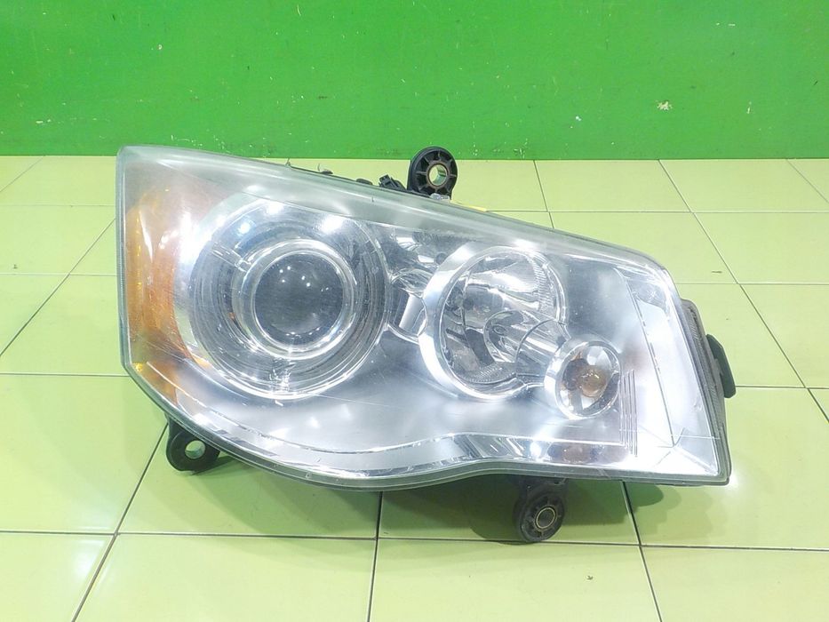 GRAND VOYAGER IV LIFT 2.8 CRD AUT 07r 5D XENON lampa prawa przod 1LL263060
