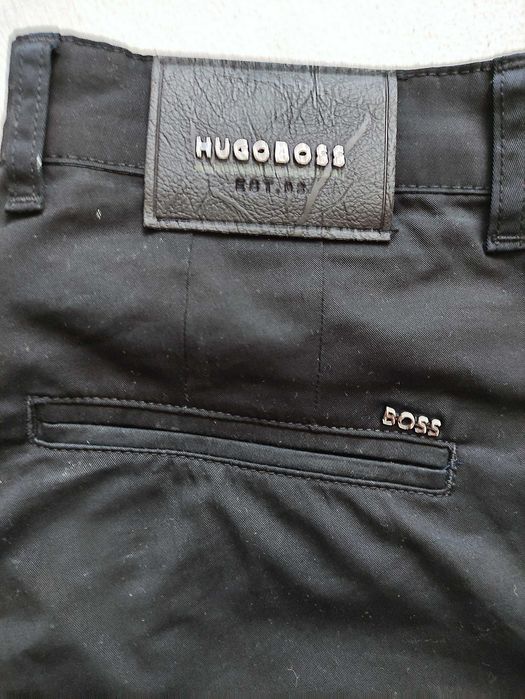 czarne dopasowane  spodnie męskie damskie uniseks Hugo Boss r. 31