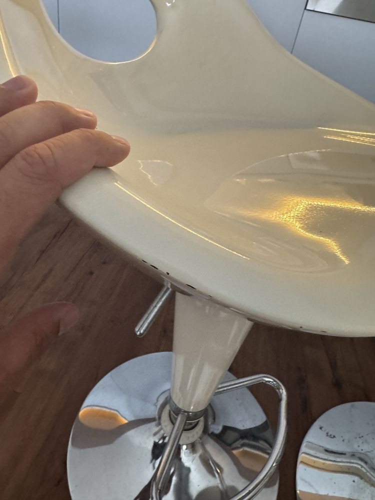 Mesa de pé alto com dois bancos em branco e cromados