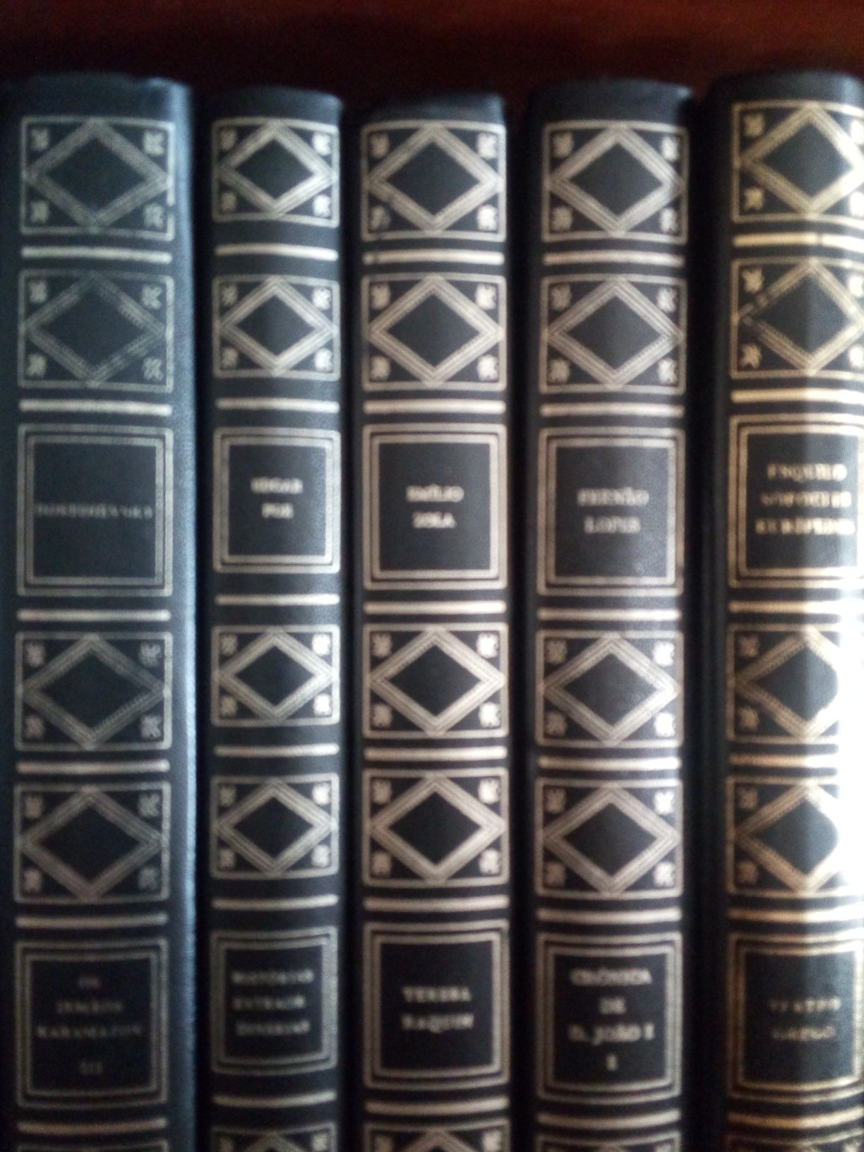 Livros capa rígida preto e dourado " Clássicos Literatura Mundial"