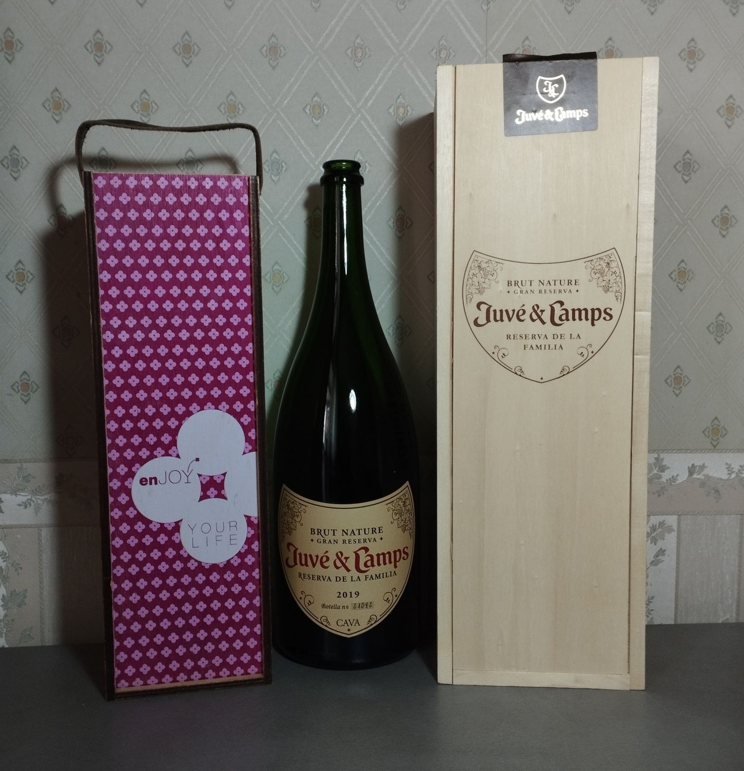 Шкафчики, ящики, полки и сувениры, дерево, массив