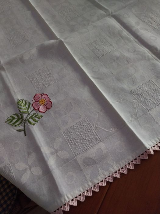 Toalhas bordadas e rematadas a crochet