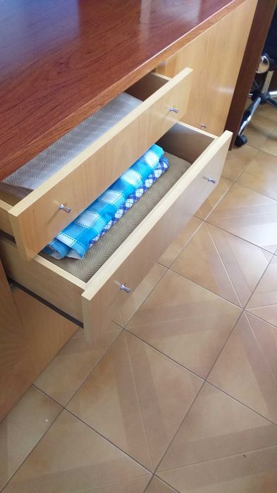 Vendo mesa de jantar e aparador