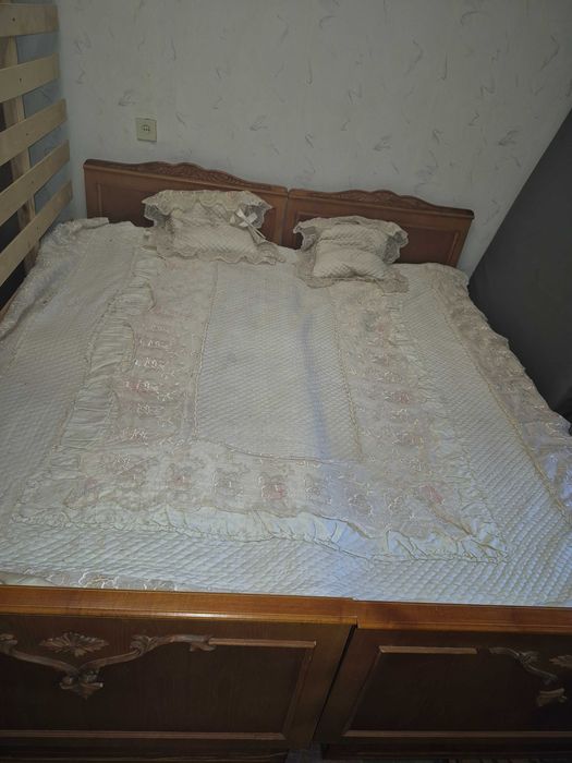 Ліжко кровать двоспальна дерев'яна  з матрацами