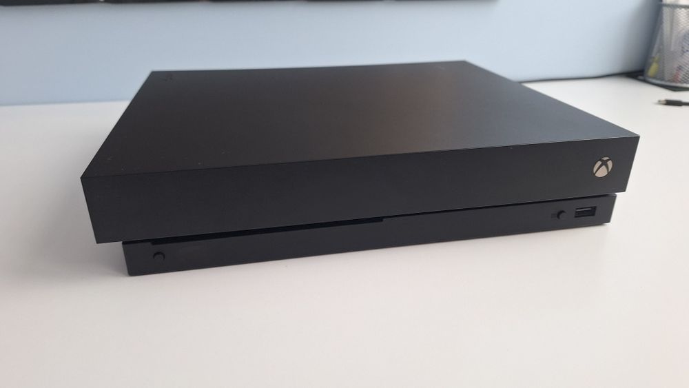 konsola Xbox One X 1TB
