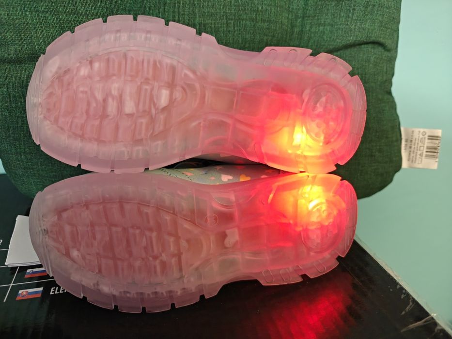 Piękne buty dziecięce rozmiar 30 z świeceniem LED w podeszwie