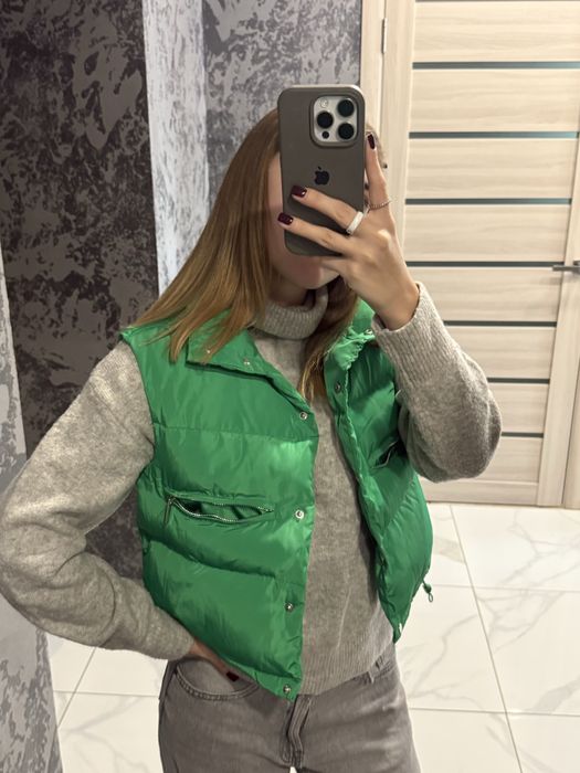 Жилетка зеленая укороченная