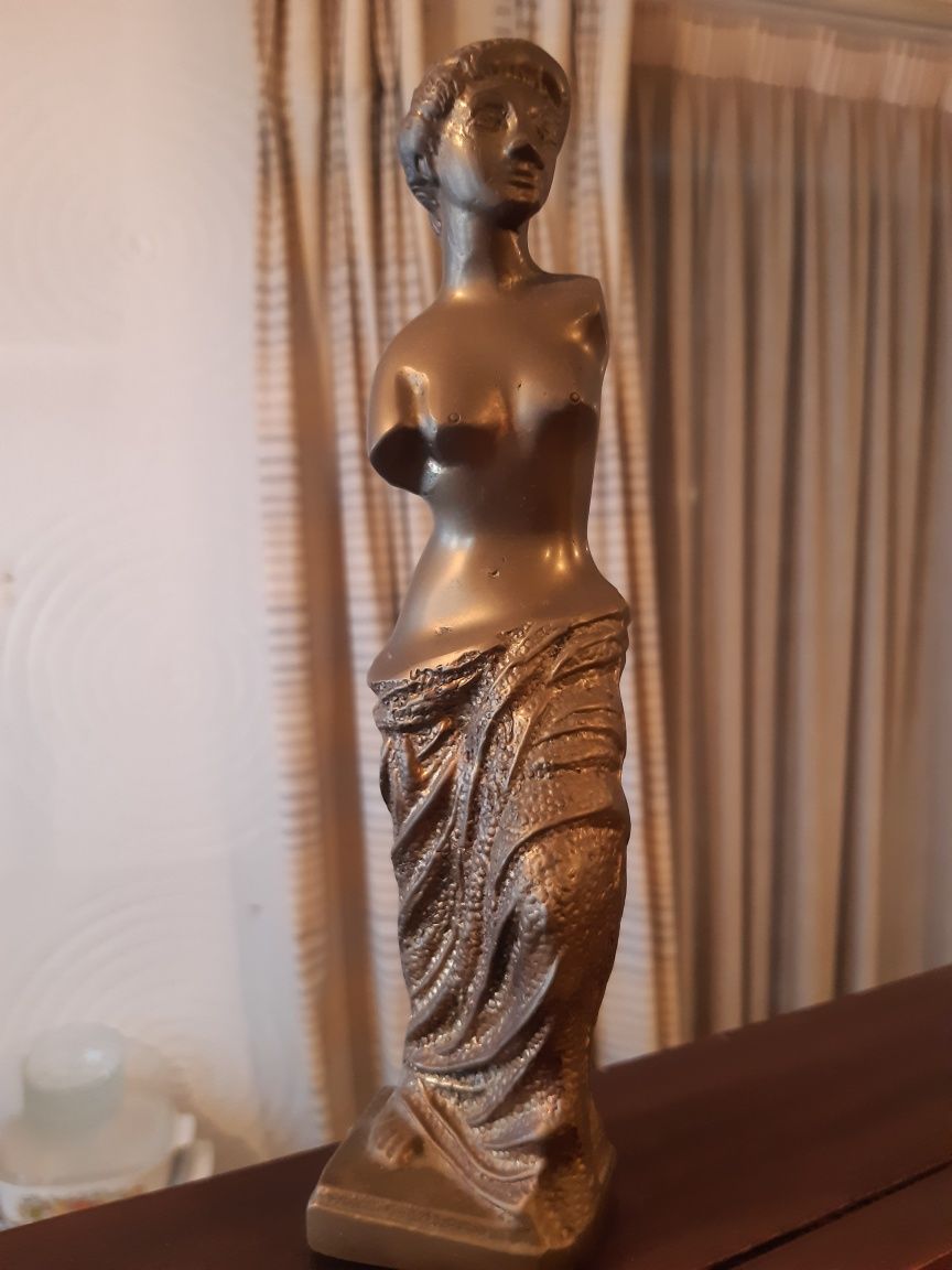 Escultura pesada em ferro dourado