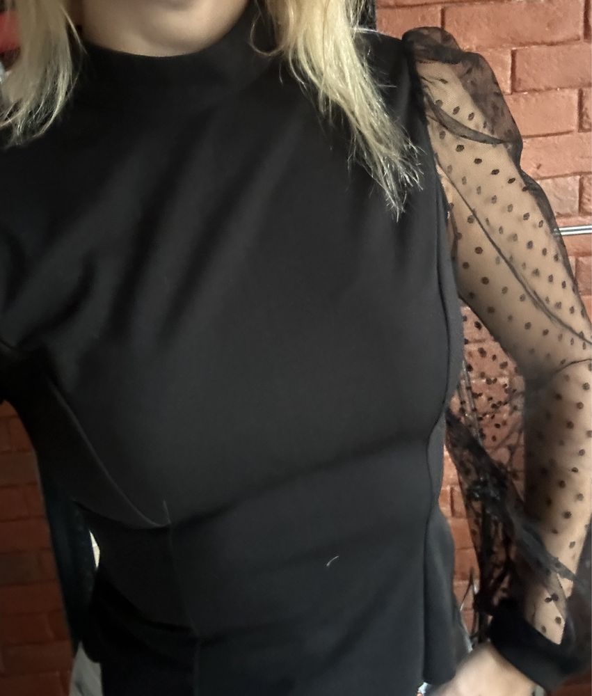 Czarna elegancka bluzka z siateczką w grochy