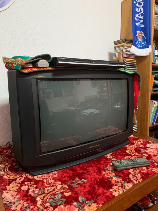 TV Panasonic ecrã panorâmico 70cm