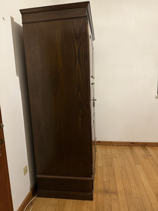 Roupeiro em madeira escura