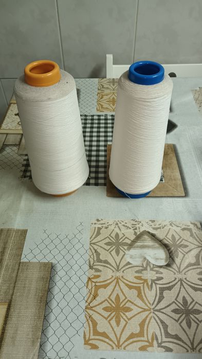 Linhas overlock branco