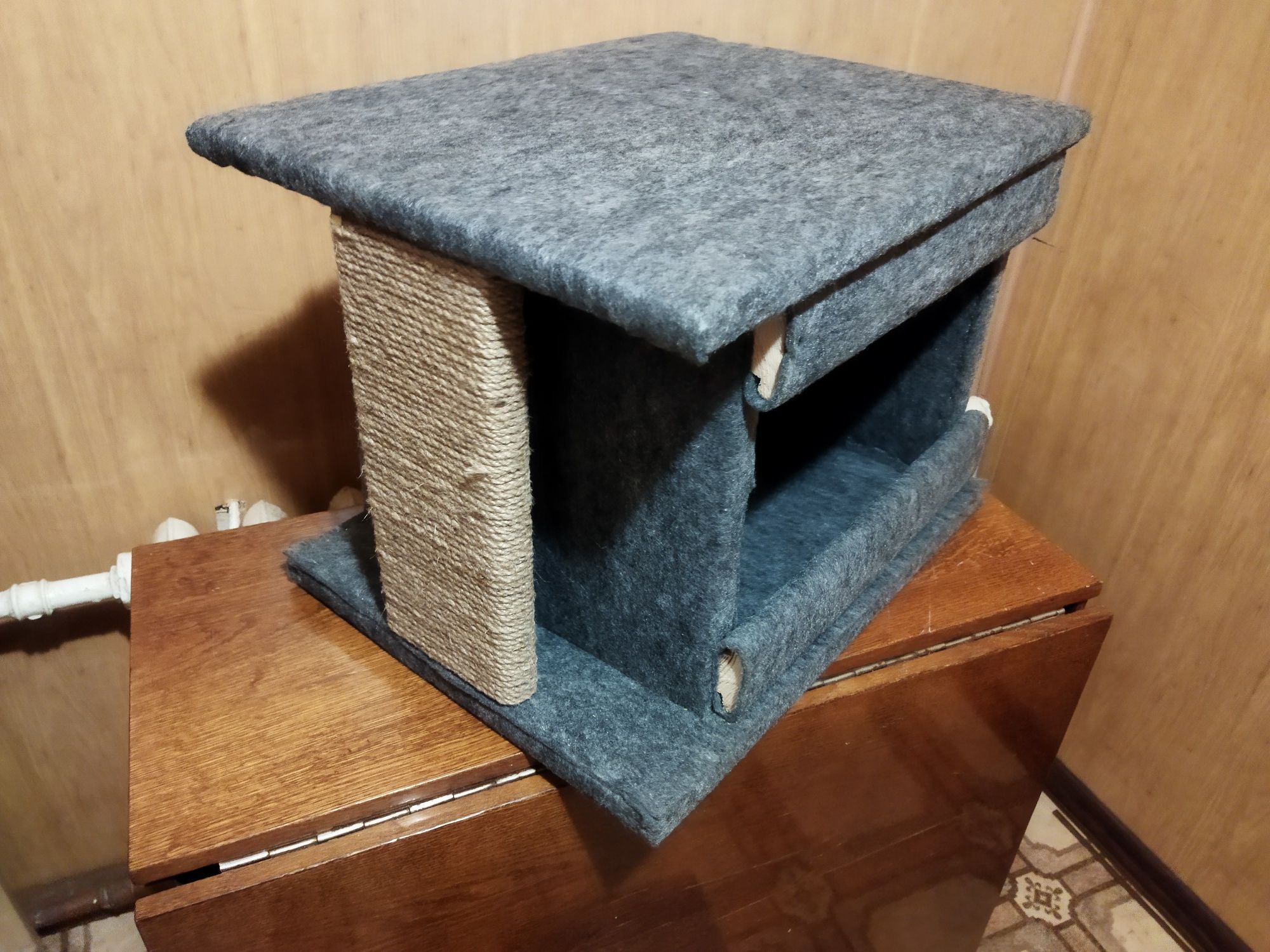 Продам домик для котов.
