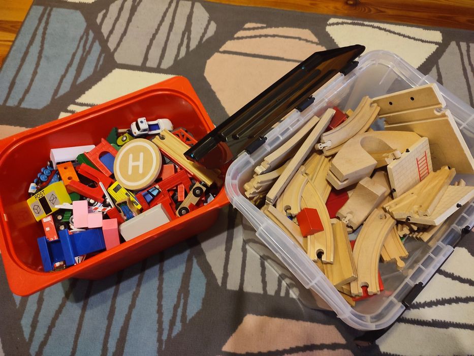 Pociągi, drewniane tory i akcesoria