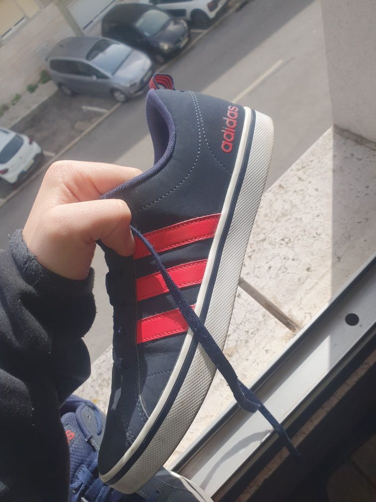 Par de ténis 2 adidas