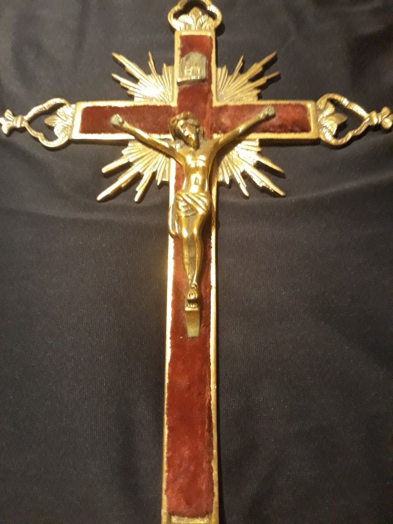 Cruz de Cristo em metal e veludo