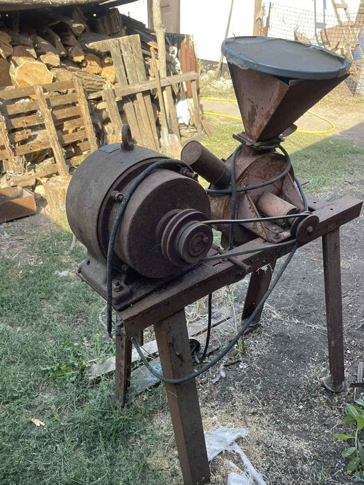 Мельница дертемолка. Состояние приличное, рабочее. Долгое время стоит