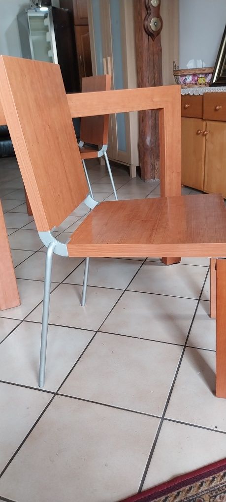 Zestaw stół i cztery krzesla